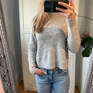  stickad tröja  -  jättefin stickad tröja från Vera Moda.💓 Använder aldrig där jag säljer den vidare! 😊 Skriv om fler bilder och mer info