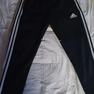 Adidas byxer  - Storlek xs/s nästan helt nya säljer för att dem inte passade pros kan diskuteras 