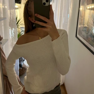 Stickad tröja - Säljer denna off-shoulder stickade tröjan som ej kommer till användning längre💕💕