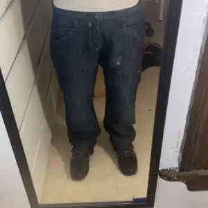 Feta mörkblåa jeans Dom är raka men har gjort snitt så de ska va lite bootcut typ Priset kan sänkas vid snabb affär😁 Kontakta för fler bilder