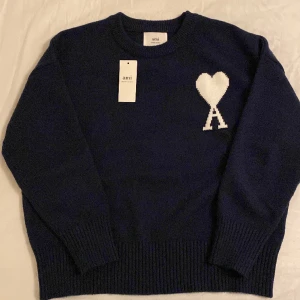 Ami paris blå sweater - Vill sälja min kofta från Ami Paris, blev lite onöjd med storleken bara. Den är annars en otroligt snygg och skön kofta. Ordinarie pris: ca 4000 -4500kr. jag bestämmer mig att sälja den för 1500 eftersom den är använd ett fåtal gånger. 8,5/10 i skick