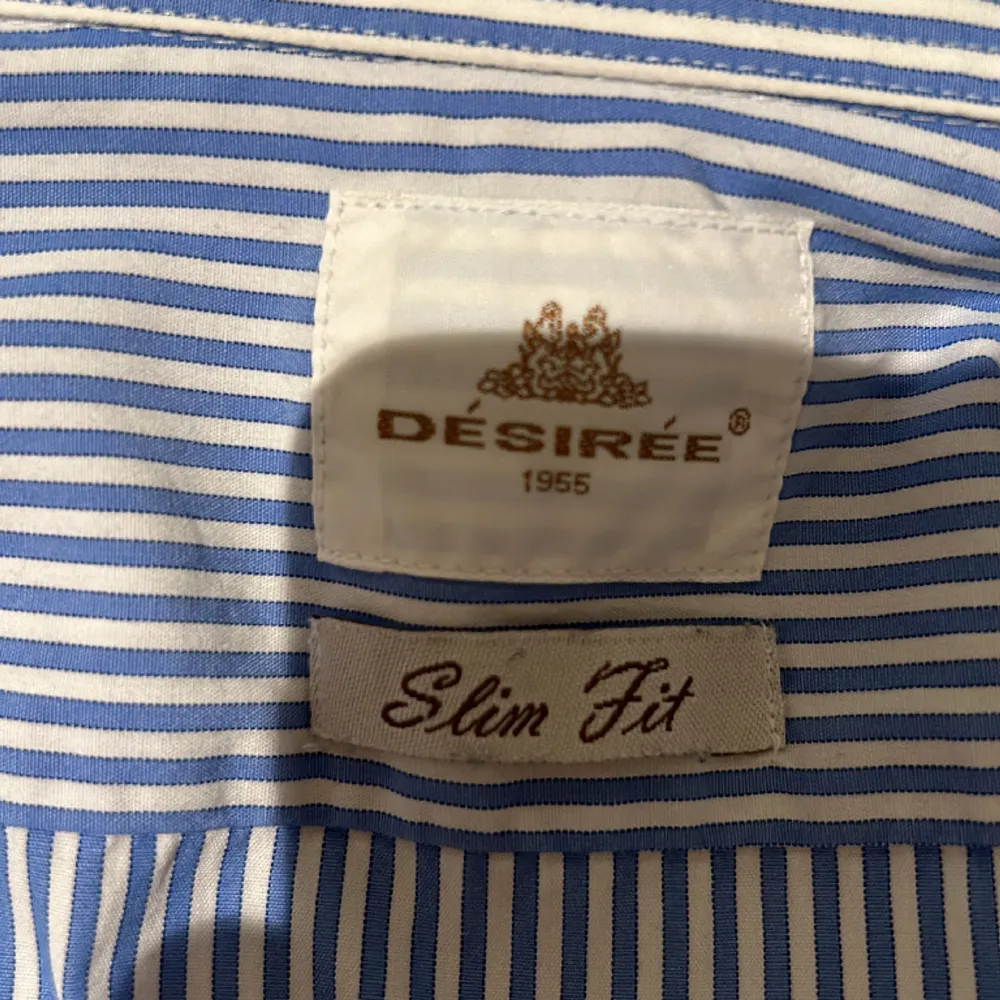 Riktigt fet randig skjorta i storlek S. Väldigt fint märke från Italien. Skick 10/10 knappt använd.  Ny pris ca 1299.. Skjortor.