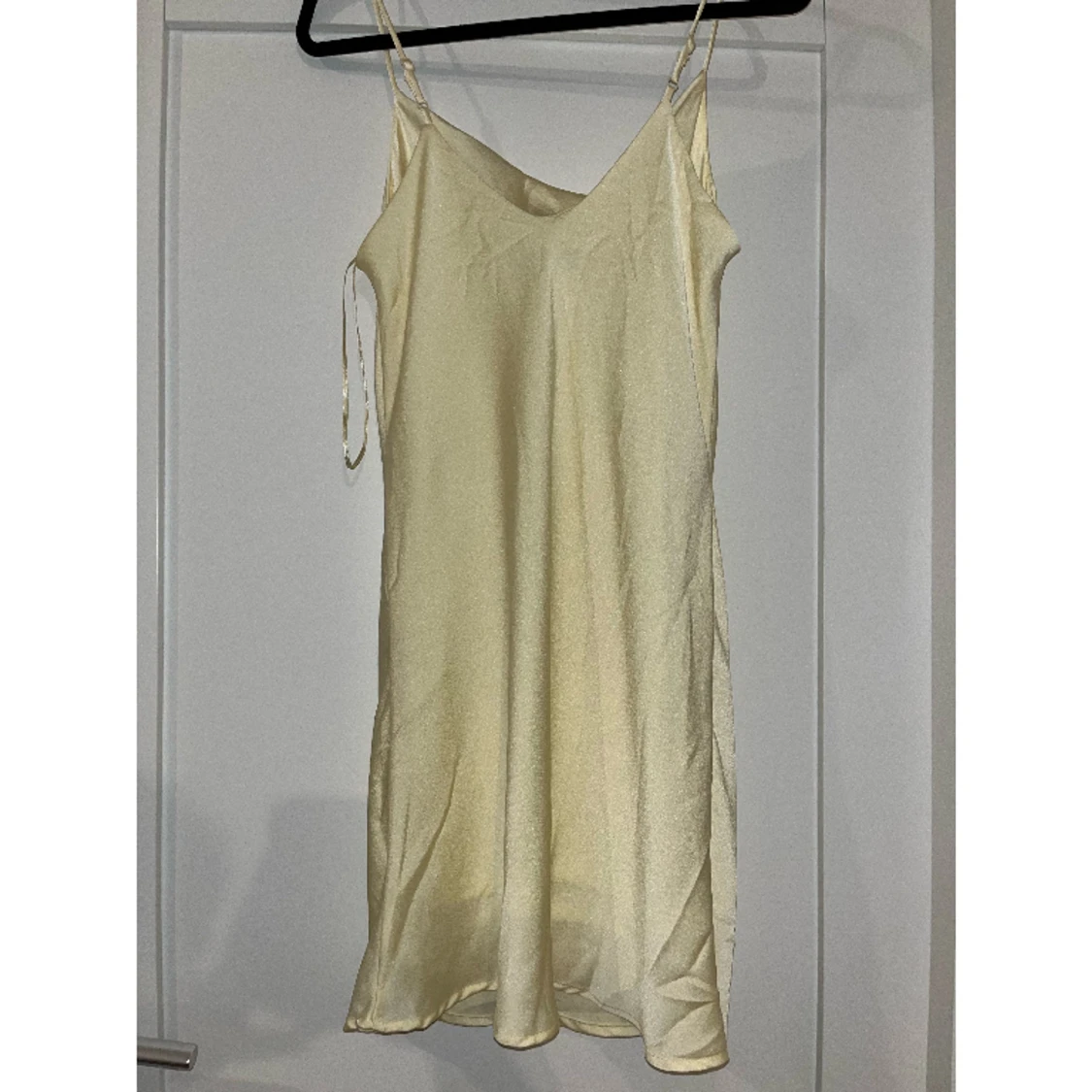 Ljusgul kortklänning - 90