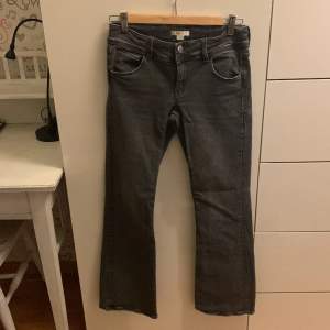 Mörkgråa bootcut jeans med fickor från ginas barnavdelning