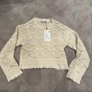 Zara tröja - En fin tröja ifrån zara som är jätte fint med ett linne. Den är aldrig andvänd och har prislappen kvar.