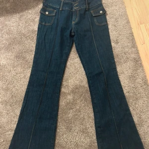 Vintage jeans - Lågmidjade jeans, storlek S/M. Jag är 165cm och de går ner hela vägen
