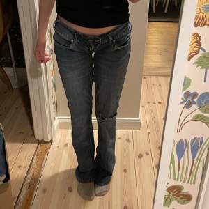Super low waist bootcut jeans som passar till alla möjliga outfits💕  Har sytt dessa byxor till low waist med symaskin! 