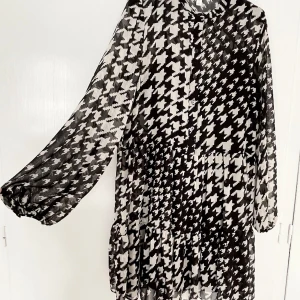 Klänning, H&M strl S - Mycket fint skick. Underklänning ingår. 