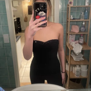 Intimissimi topp - Svart topp från intimissimi. Man kan ha banden eller ta bort dem som på första bilden. 