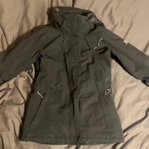 Salomon svart skidjacka dam - Svart salomon skidjacka dam, storlek Small, använd fåtal gånger och väldigt bra skick. Nypris cirka 2000, säljer då jag växt ur den. 