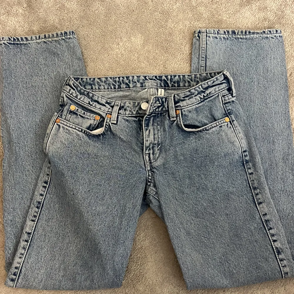 Arrow low jeans från weeday supersnygga men säljer pga att dom inte kommer till användning 🫶 Dom är i nyskick finns inga defekter . Jeans & Byxor.