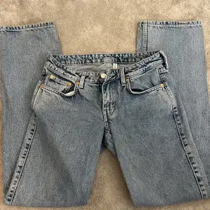 Arrow low jeans från weeday supersnygga men säljer pga att dom inte kommer till användning 🫶 Dom är i nyskick finns inga defekter 