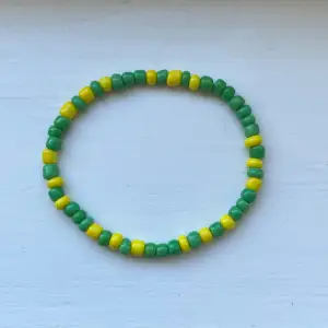 Grönt och gult pärlarmband Omkrets ca 16cm 