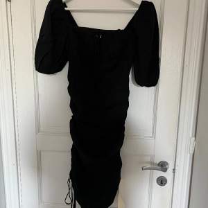 Svart Adoore klänning i storlek 34, nyskick med lappar kvar.