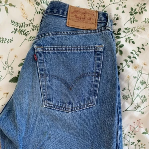 Vintage Levi’s jeans  - Säljer min pappas gamla Levi’s jeans eftersom han vuxit ur dem. Modellen är 507 i storlek W31 och L32. De är i väldigt fint skick. Passform är lite beroende på vad man önskar, men typ baggy eller straight. 