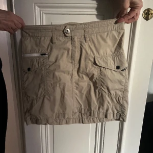 kjol peak performance  - beige kjol från peak performance, storlek s. jättefin och bra skick. 