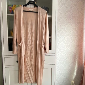 Lång kofta s - Snygg ljusrosa kofta från hm  Lång  Med fickor 