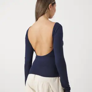 Super fin marinblå tröja med öppen rygg från Ginatricot. 🤩🤩 Säljer då den är för liten på mig