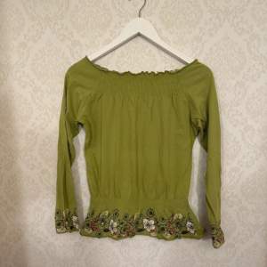 Offshoulder Grön tröja köpt på secondhand. Den är i bra skick och passar S också.