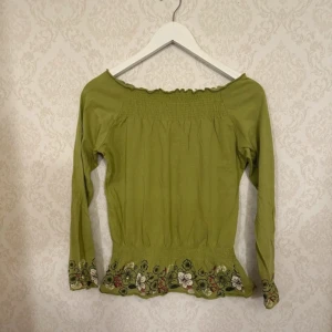 Grön tröja - Offshoulder Grön tröja köpt på secondhand. Den är i bra skick och passar S också.