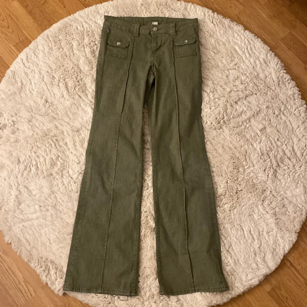 Säljer mina skitsnygga, gröna jeans ifrån Hm, då dom tyvärr blivit förkorta för mig i längden. Köpta sommarn förra året men nästan helt oanvända❣️. Jeans & Byxor.