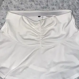 Säljer denna jättesöta vita låg midjade kjol från hm. Liknar en tennis/paddel kjol. 