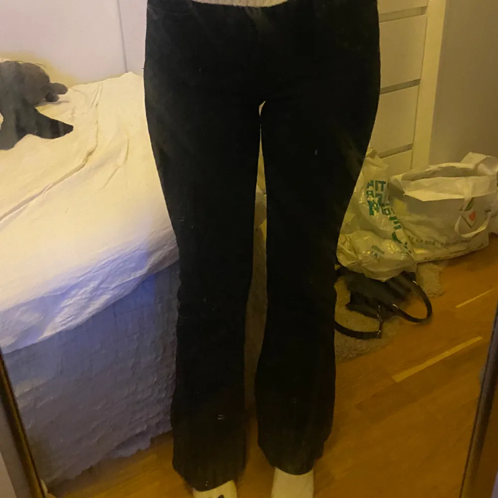 Helt nya svarta mid/highwaist Ginatricot jeans i storek 34 Är 165 lång. Jeans & Byxor.