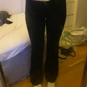 Helt nya svarta mid/highwaist Ginatricot jeans i storek 34 Är 165 lång