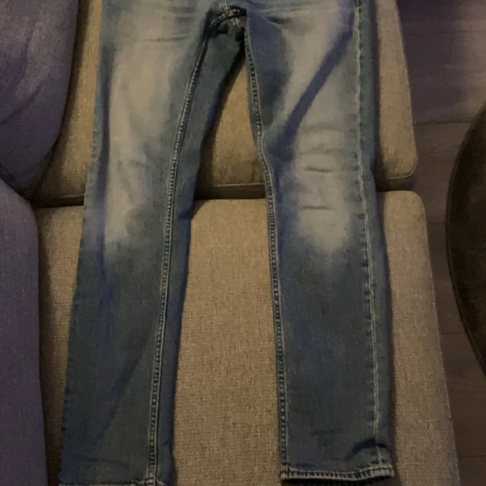 Ett halvår gamla slim jeans i ljusblå. Orginalpris 1500. Inga defekter och ej särskilt använda. . Jeans & Byxor.
