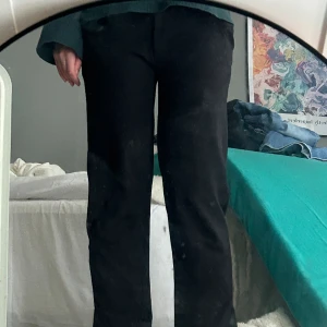 kostymbyxor - Säljer dessa supersköna kostymbyxorna då de inte kommit till användning på ett tag. Verkligen jätteskönt material och perfekt till både vardag och till mer uppklätt❤️