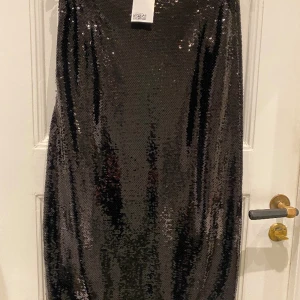 Pennkjol med sequin paljetter H&M - Ny med tags fodrad sequin/paljettkjol från H&M. Med hög midja och slits. Storlek 40, något liten i storleken. Ser dyrare ut än den kostar :)