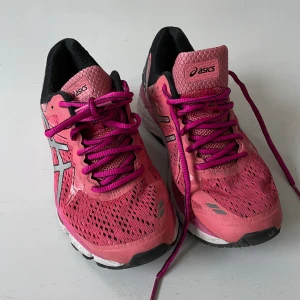 Asics träningsskor  - Säljer mina löparskor från asics i gott skick. 200 kr exklusive frakt/mötas upp. 