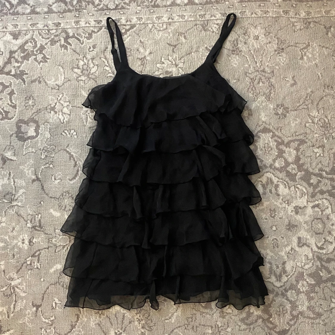 Svart volangklänning