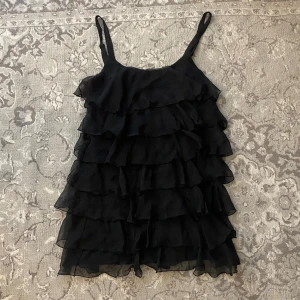 Svart volangklänning - Svart klänning med volanger🖤 60cm lång med justerbara 