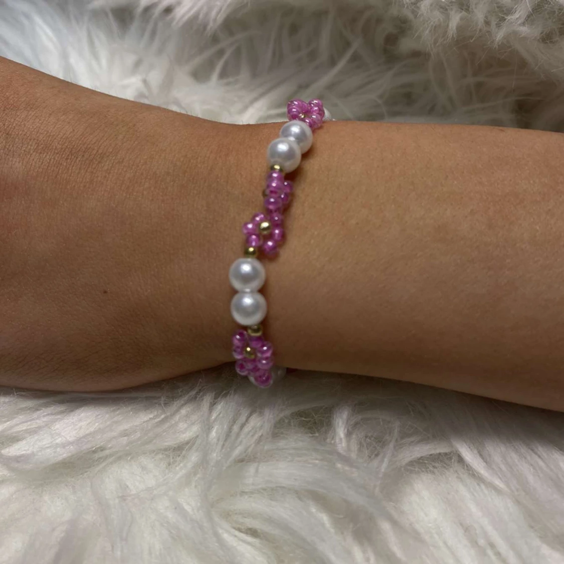 Pärlarmband med blommor och guld länk - 90
