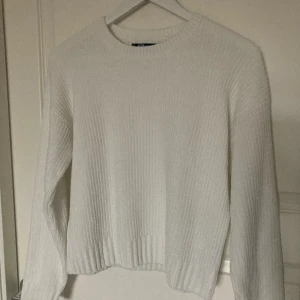 Stickad tröja - En vit stickad tröja köpt på newyorker, ganska bra skick💞