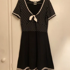 Klänning - Svart och vit klänning från p-deluxe. Ny och oanvänd. Storlek medium. 