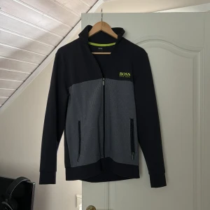 Hugo boss tröja  - Varan är aldrig använd då den är för liten. Skick 10/10.  Nypris 1899kr