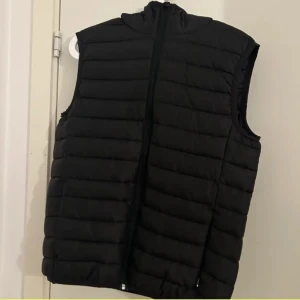 Svart väst - Säljer min svarta hm väst då den inte används sedan köpet, nyskick