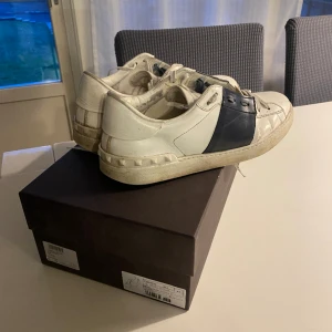 Valentino skor  - Rätt beat valentino skor som har två skador som går att fixa (pm för bild) Allt og finns.