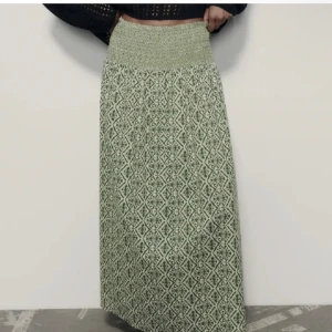 Långkjol zara - Såå fin långkjol frpn zara! Helt ny med prislappen kvar! Säljer pga inte min stil❤️