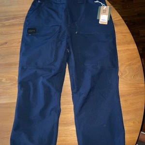 Skidbyxor - Diego pants M, jibbiga skidbyxor, tycker om den men hade velat ha en storlek större. Använda två veckor, lite slitage nere vid pjäxorna annars som nya. 