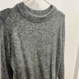 Säljer denna fina stickade tröja från Zara då den inte kommer till användning. Använd ett fåtal gånger men är i superbra skick! 
