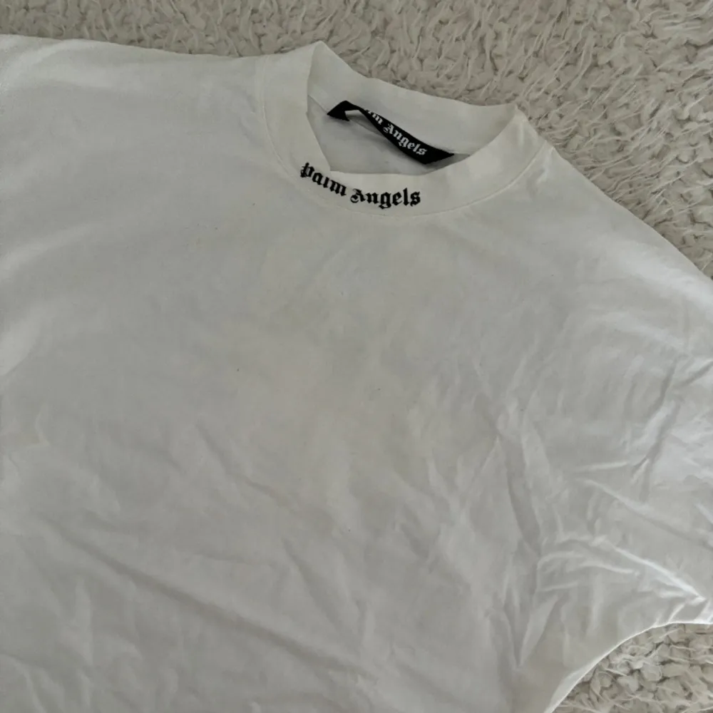 Tshirt. Från Palm angels. Storlek M. Använd endast en gång. Passar både dam och herr. Vet ej om den är äkta. Men den har QR-kod och original tags på. T-shirts.