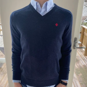 Morris tröja - Tröja från Morris Stockholm i 100% merinoull, nyskick. Nypris 1599kr. Mitt pris 549. Modellen är 174cm. Storleken på tröjan är L men sitter som en S-M. Pris kan diskuteras vid snabb affär!