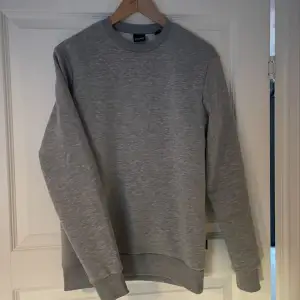 Säljer denna gråa sweatshirt som jag inte använt bara provat. Köpt i oktober 2023. Skick 10/10. Hör av er för mer bilder eller frågor.😀👍