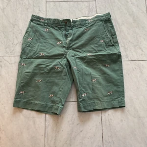Ralph Lauren shorts - Säljer ett par jättefina ralph lauren shorts i toppskick! Det är hundtryck runt hela och dom är i storlek 36!