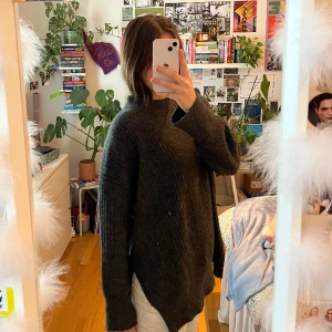 mysig stickad tröja  - säljer denna mörkgråa mysiga stickade tröjan från H&M! den är sparsamt använd och i nyskick. köparen står för frakten :)