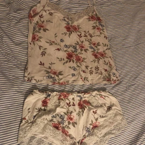 Pyjamas set  - Pyjamas set från Gina tricot 💗 aldrig använd, nyskick💗 köparen står för frakten