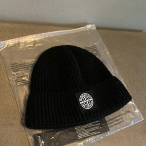 Stone island mössa - Helt ny mössa andvänd 2gånger  Förpackning ingår Pris går att förhandla